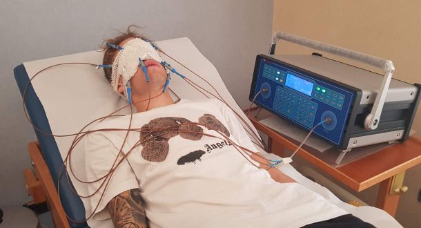 Tramite un'analisi non invasiva di 5 minuti con il dispositivo HEG, con un sensore posto sulla fronte, si misura l'ossigenazione cerebrale a riposo e sotto stress per valutare tutte le funzioni della corteccia cerebrale prefrontale nei processi cognitivi ed emozionali.