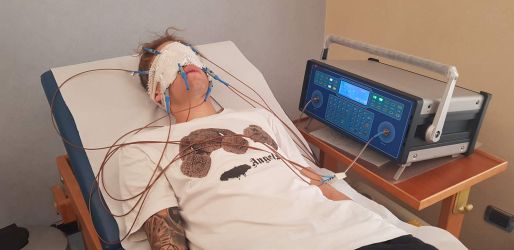 Tramite un'analisi non invasiva di 5 minuti con il dispositivo HEG, con un sensore posto sulla fronte, si misura l'ossigenazione cerebrale a riposo e sotto stress per valutare tutte le funzioni della corteccia cerebrale prefrontale nei processi cognitivi ed emozionali.